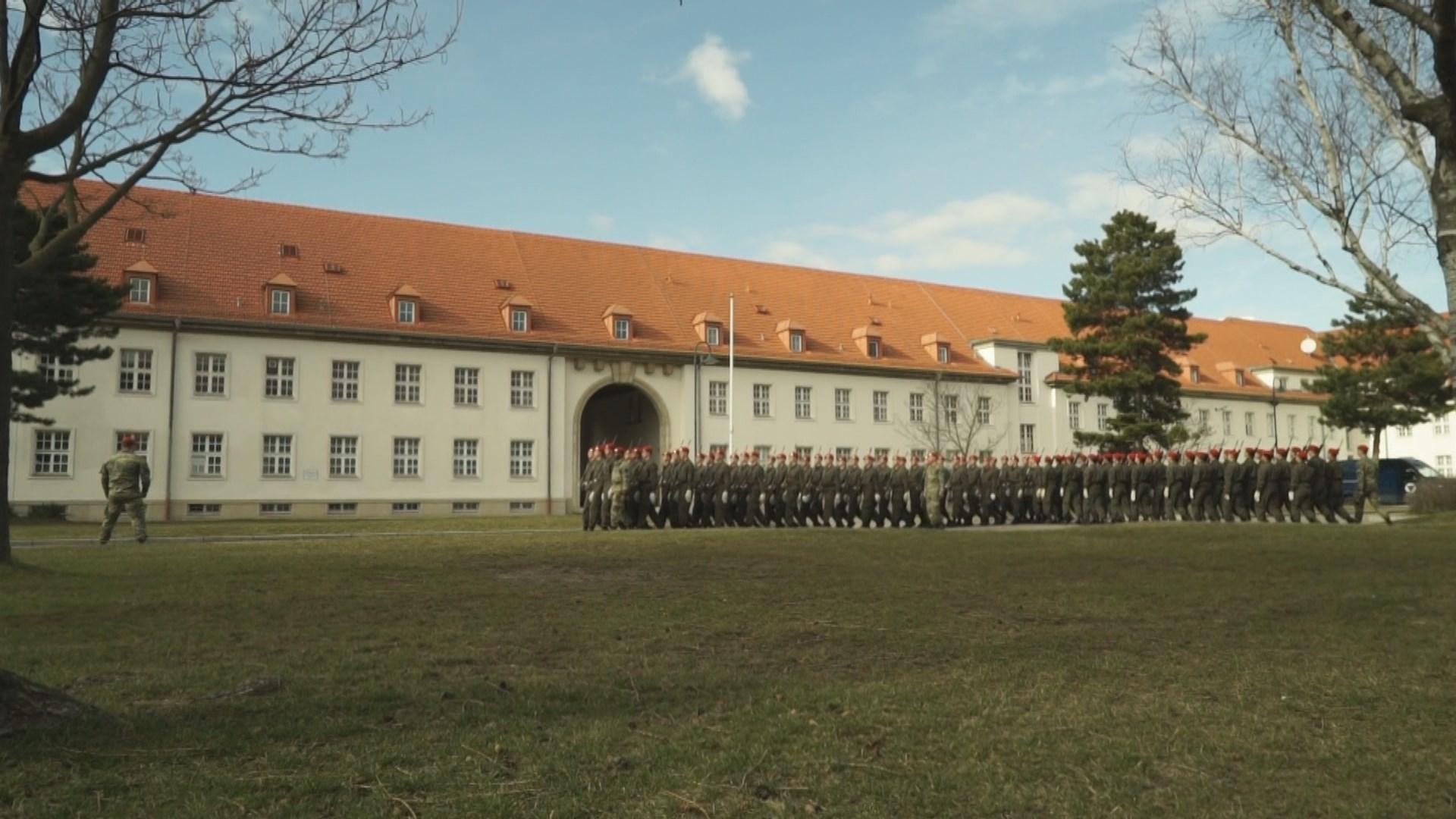 Des soldats marchent en formation dans la caserne Marie-Thérèse à Vienne. [RTS]