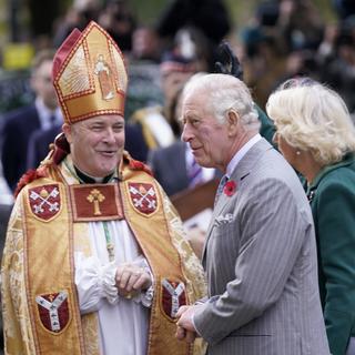 L'archevêque de York, Stephen Cottrell (gauche) avec Charles III et la Reine Camilla. [Pool Photo via AP  / Keystone - Danny Lawson]