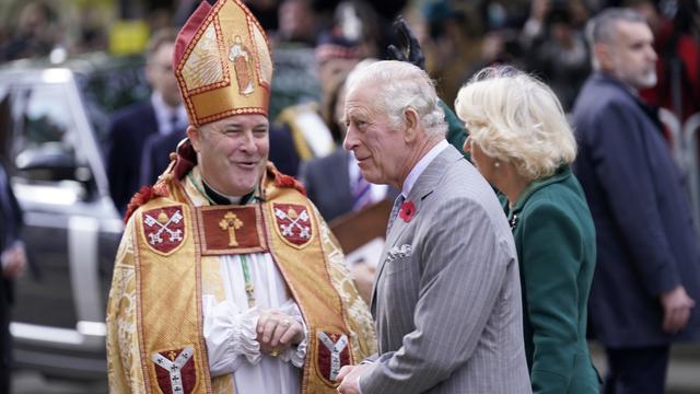 L'archevêque de York, Stephen Cottrell (gauche) avec Charles III et la Reine Camilla. [Pool Photo via AP  / Keystone - Danny Lawson]