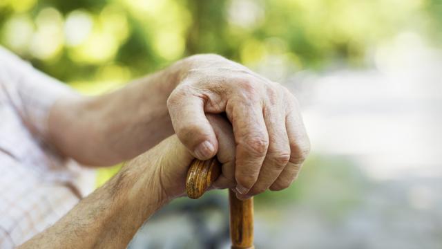 Les mains d'un senior avec une canne. [Depositphotos - grki]