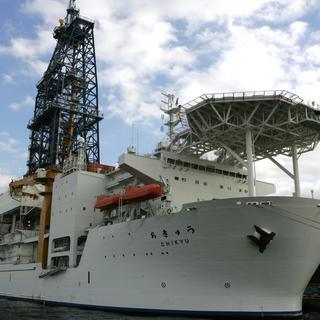 Le Chikyu (''Terre'') est un navire japonais de forage en profondeur utilisé à Fukushima. [Keystone/AP Photo - Katsumi Kasahara]