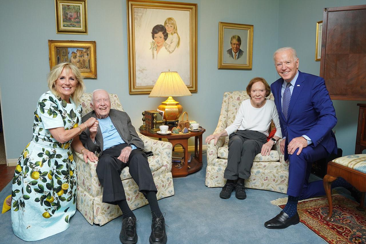 Sur cette photo du 30 avril 2021 publiée par la Maison Blanche, l'ancien président Jimmy Carter et l'ancienne première dame Rosalynn Carter, décédée en 2023, posent pour une photo avec le président Joe Biden et la première dame Jill Biden à la maison des Carter à Plains, en Géorgie. [KEYSTONE - ADAM SCHULTZ]