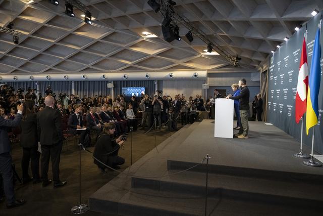 Viola Amherd et Volodymyr Zelensky lors du discours d'accueil. [KEYSTONE - ALESSANDRO DELLA VALLE / POOL]