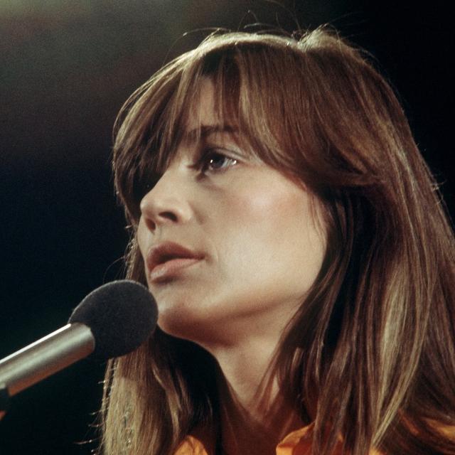 La chanteuse française et icône pop des sixties Françoise Hardy lors d'un concert en 1973. [Keystone/DPA - Istvan Bajzat]