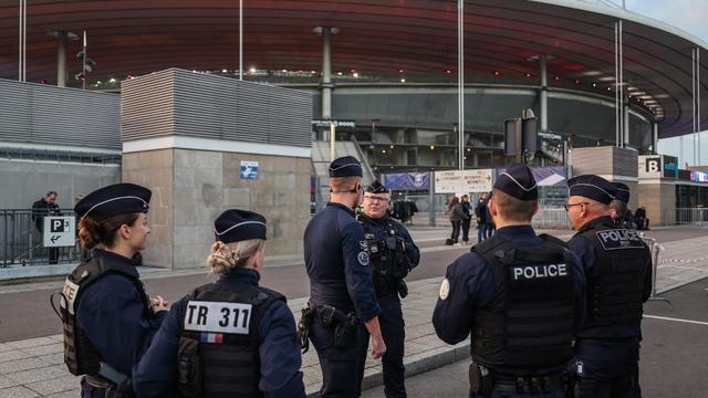 Les abords du Stade de France à Saint-Denis sont sous haute surveillance policière. [AFP - FRANCK FIFE]