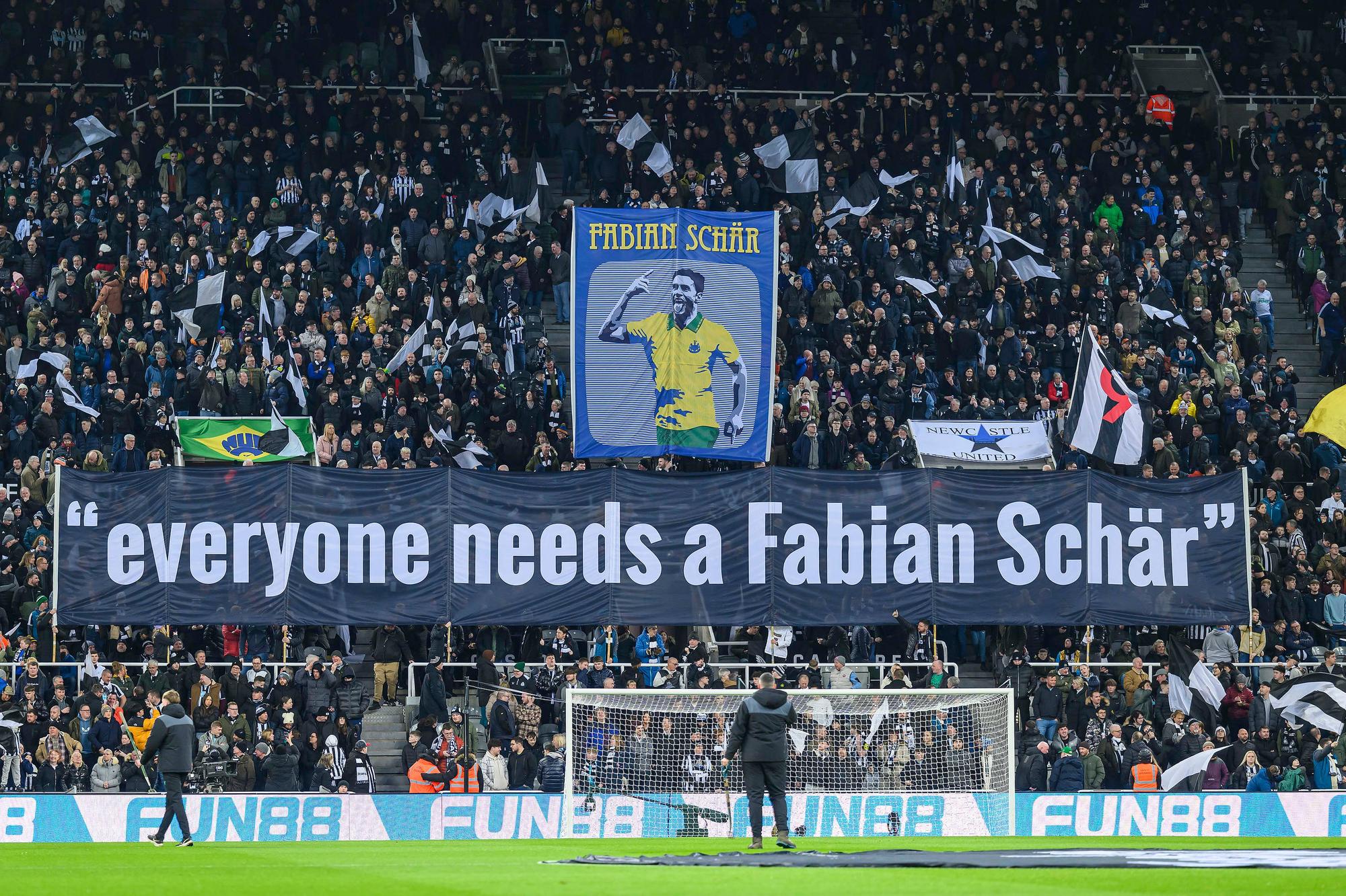 Bel hommage des supporters à Fabian Schär. [IMAGO/Pro Sports Images - Malcolm Mackenzie]