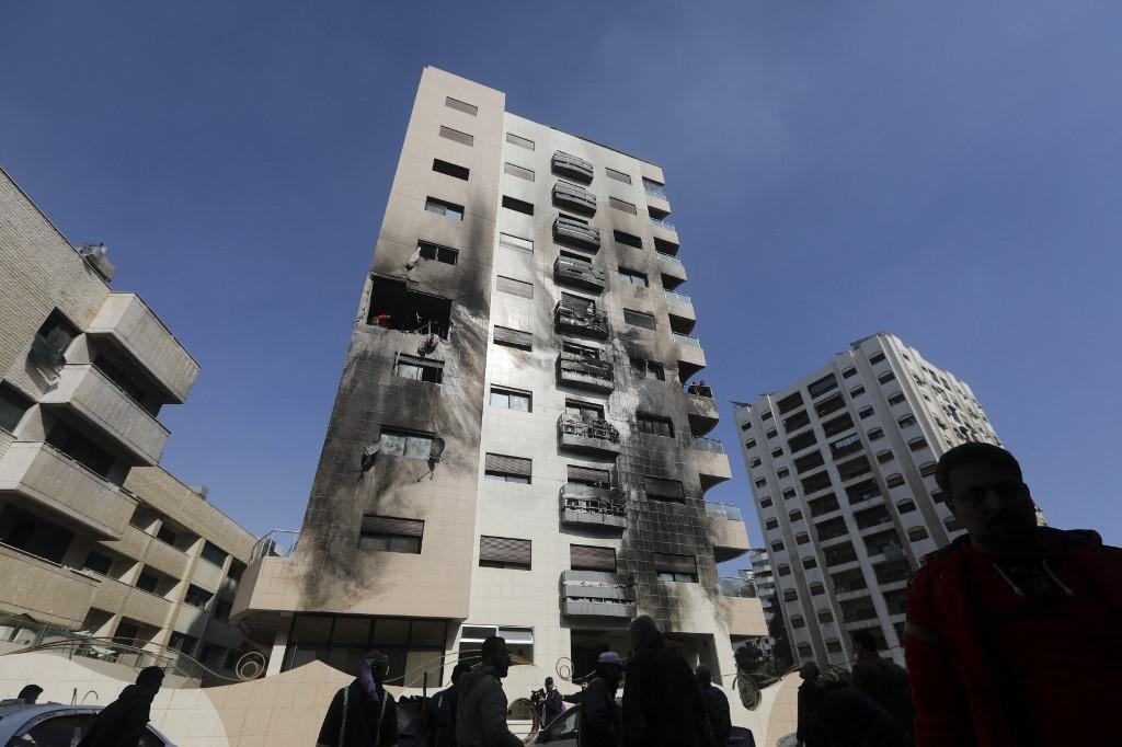 Un bâtiment dans le quartier de Kafr Sousa, à Damas, a été touché par une frappe aérienne imputée à Israël. [AFP - LOUAI BESHARA]