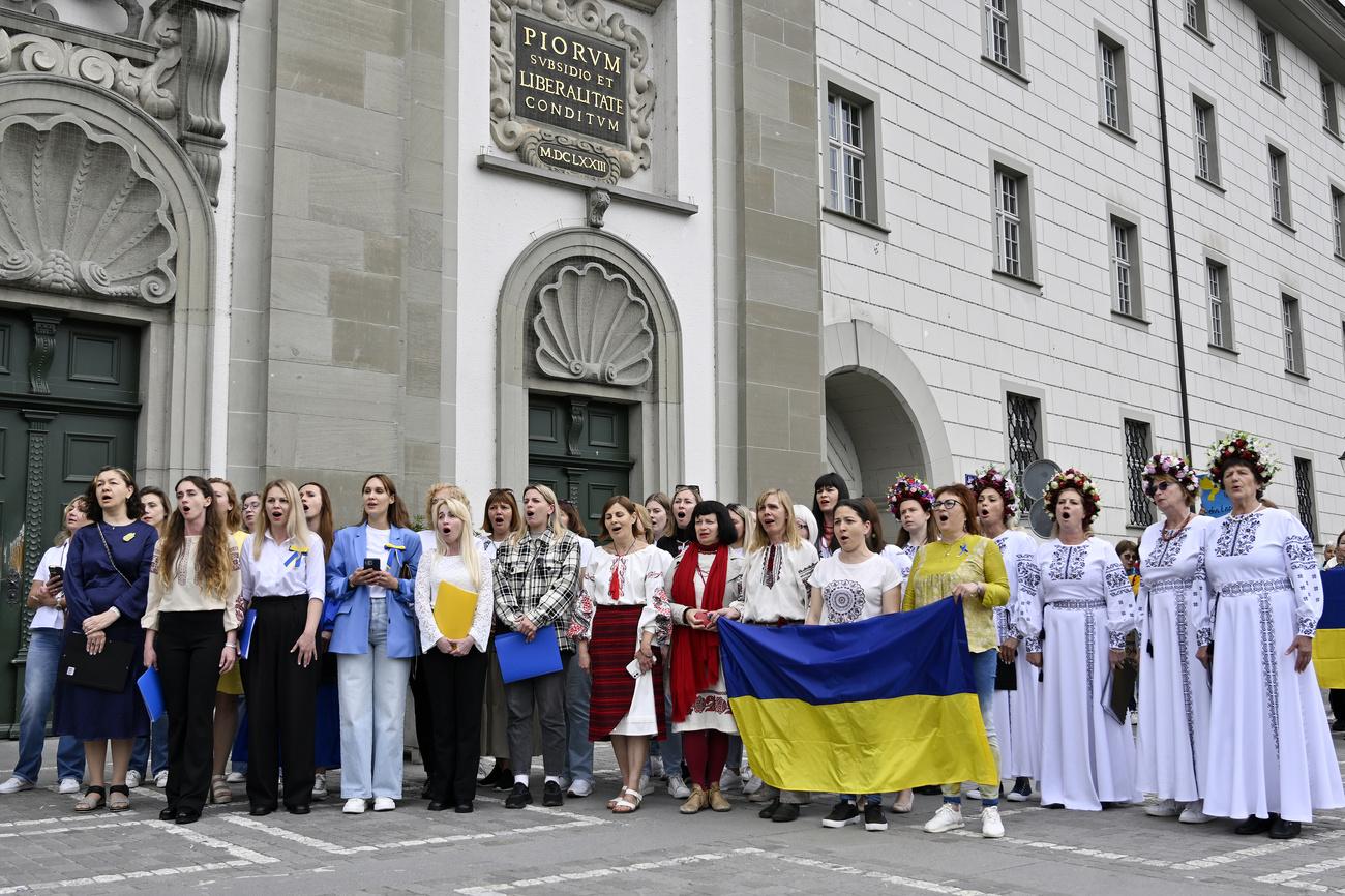 Une chorale de réfugiés ukrainiens a chanté l'hymne européen, l'"Ode à la joie" de Beethoven, à Lucerne samedi 15 juin. [KEYSTONE - WALTER BIERI]