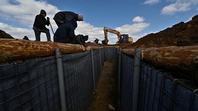 Des ouvriers construisent une tranchée dans le cadre d'un système de nouvelles lignes de fortification, dans la région de Zaporijjia, en Ukraine, le 24 mars 2024. [REUTERS - Stringer]