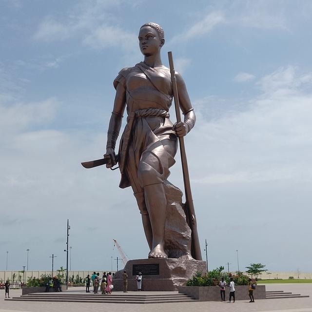 Photo du monument "L'Amazone" à Cotonou (Bénin) prise depuis l'Esplanade de l'Amazone en Octobre 2022. [WikiCommons CC-BY-SA-4.0 - Eolefr]