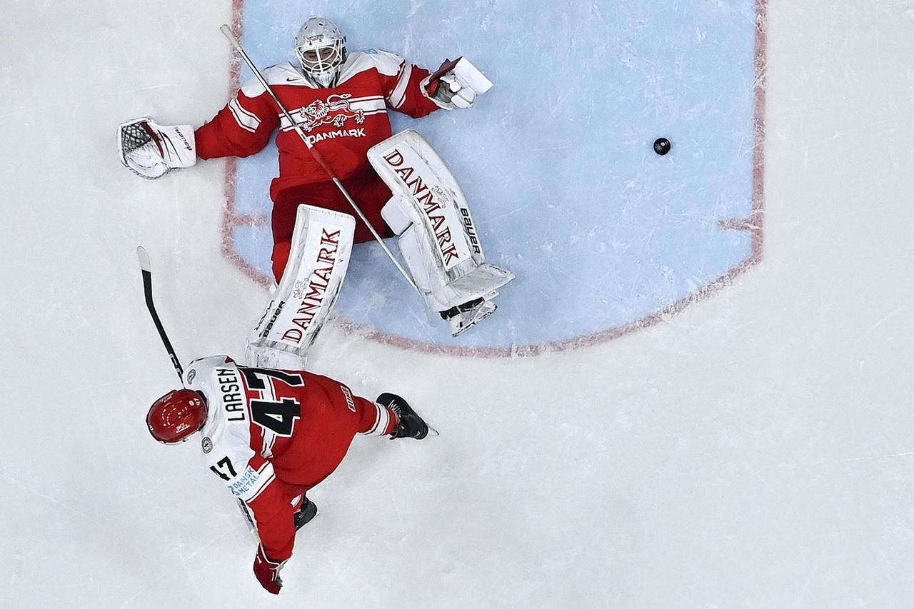 Le gardien danois Frederik Dichow a passé un après-midi difficile contre la Suisse. [KEYSTONE - PETER SCHNEIDER]