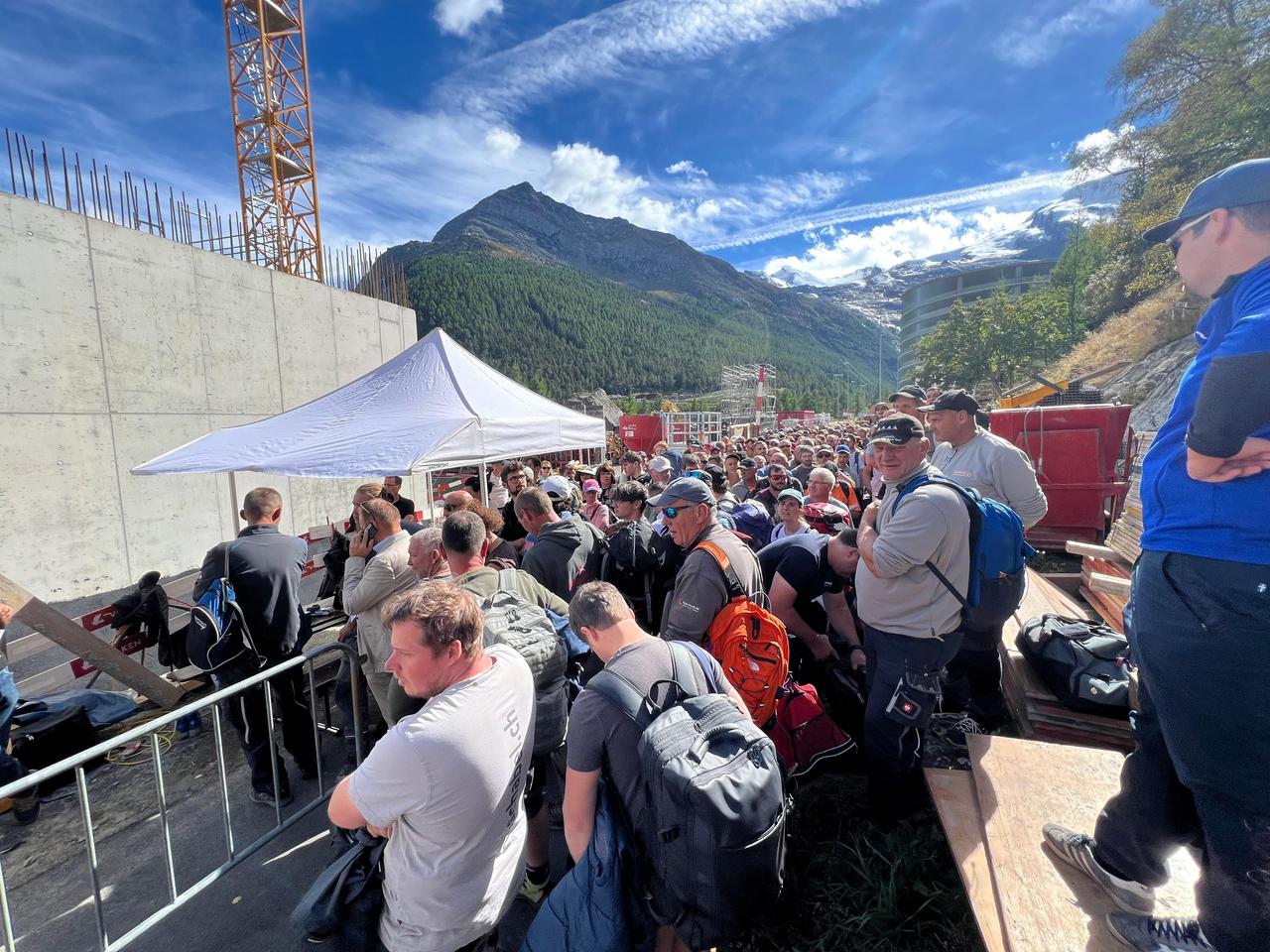 Environ 300 personnes attendent les rotations d'Air Zermatt pour quitter Saas Fee. [Nathaniel]