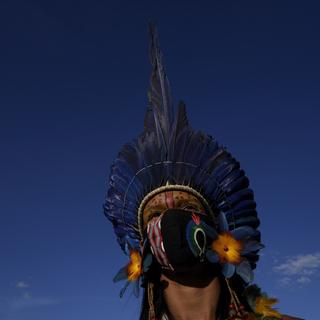 Une femme indigène du peuple Pataxo, de Pau Brasil, au sud de l’état de Bahia au Brésil. [AP Photo/Keystone - Eraldo Peres]