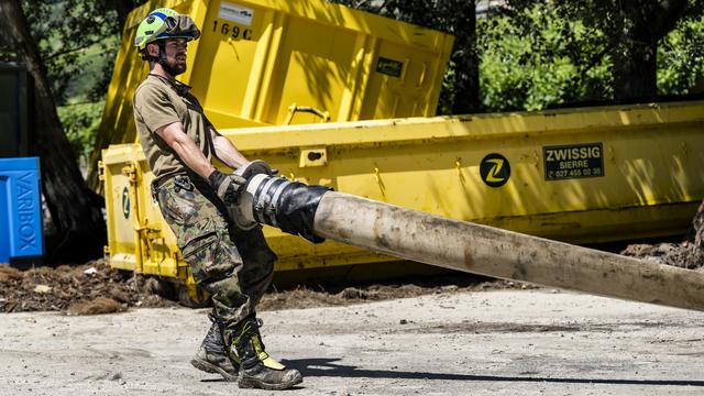 L'armée a déployé une dizaine de militaires et de machines dans le Val d'Anniviers, durement touché par les intempéries. [Keystone - Jean-Christophe Bott]