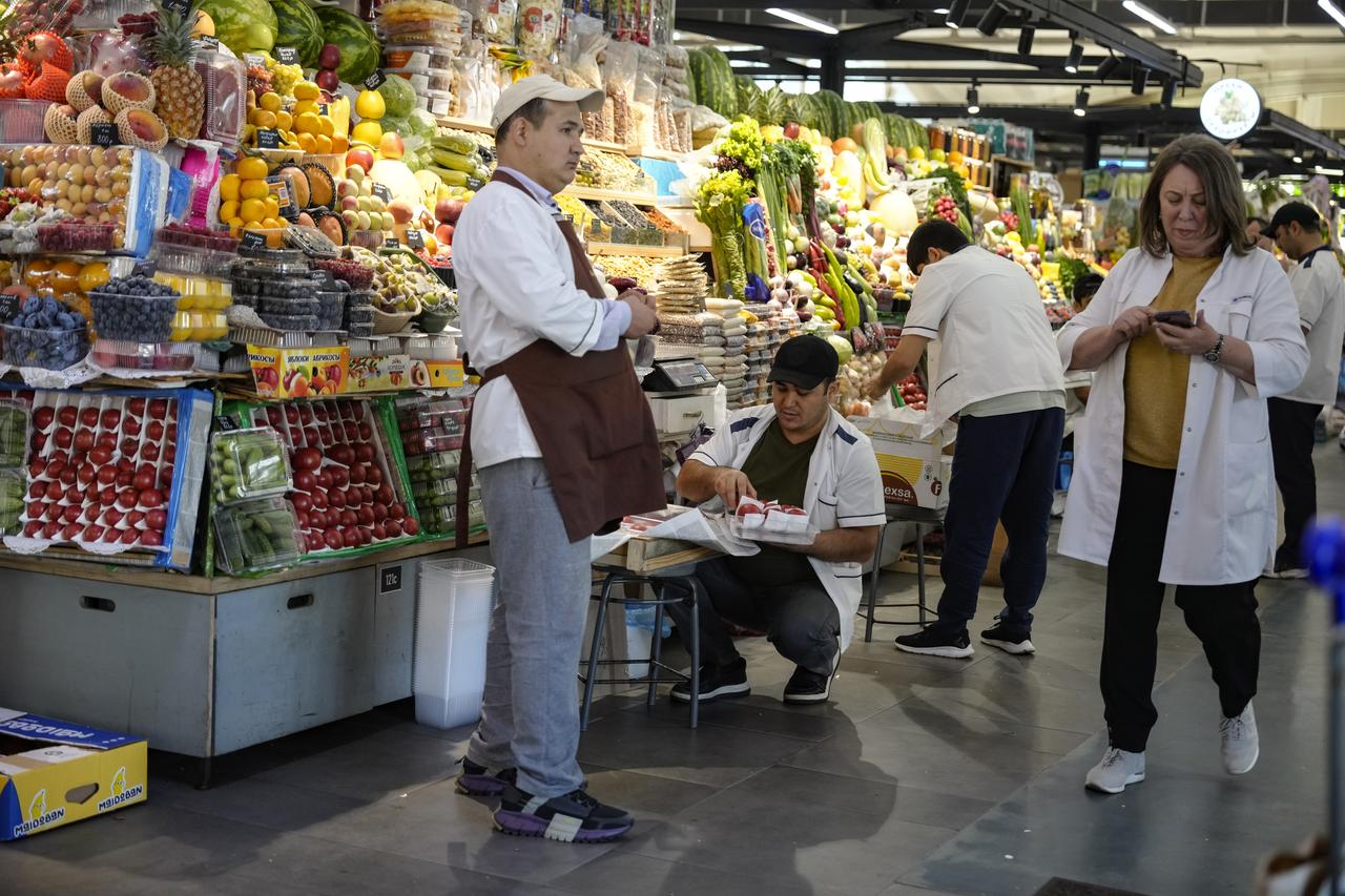 Des vendeurs au marché Dorogomilovsky à Moscou. [KEYSTONE - ALEXANDER ZEMLIANICHENKO]