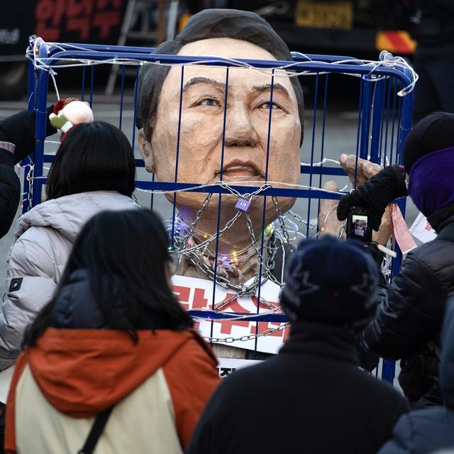 Une effigie du président sud-coréen déchu Yoon Suk-yeol enchaînée lors d'une manifestation demandant son arrestation. [Jeon Heon-kyun]