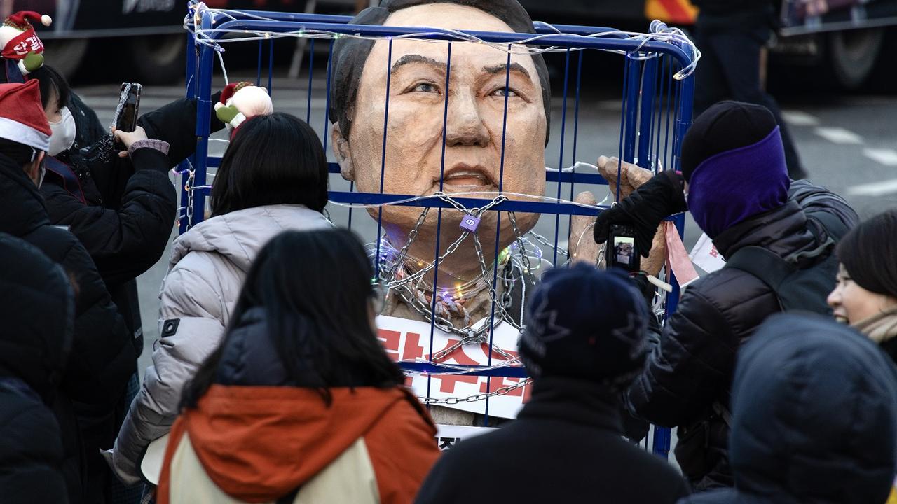 Une effigie du président sud-coréen déchu Yoon Suk-yeol enchaînée lors d'une manifestation demandant son arrestation. [Jeon Heon-kyun]