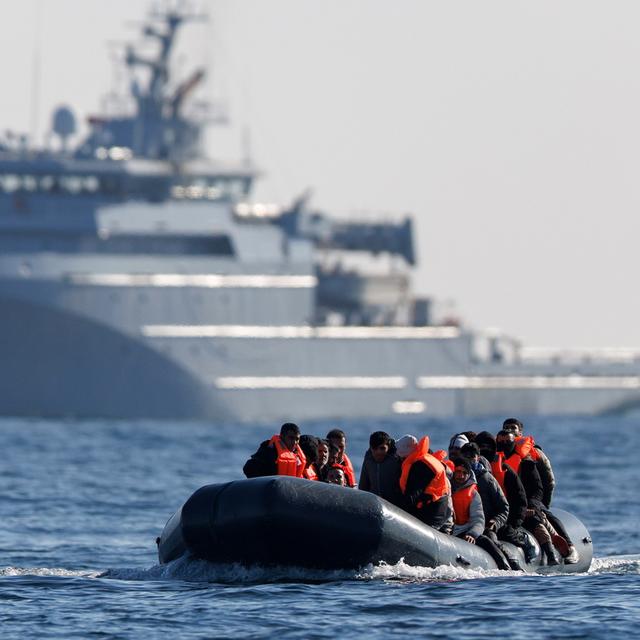 Des migrants traversent la Manche en bateau. [Keystone - EPA/Tolga Akmen]