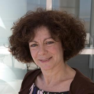 Claudine Cohen, paléontologue, philosophe et historienne des sciences, pionnière dans la déconstruction des représentations genrées de la Préhistoire occidentale. [EHESS]