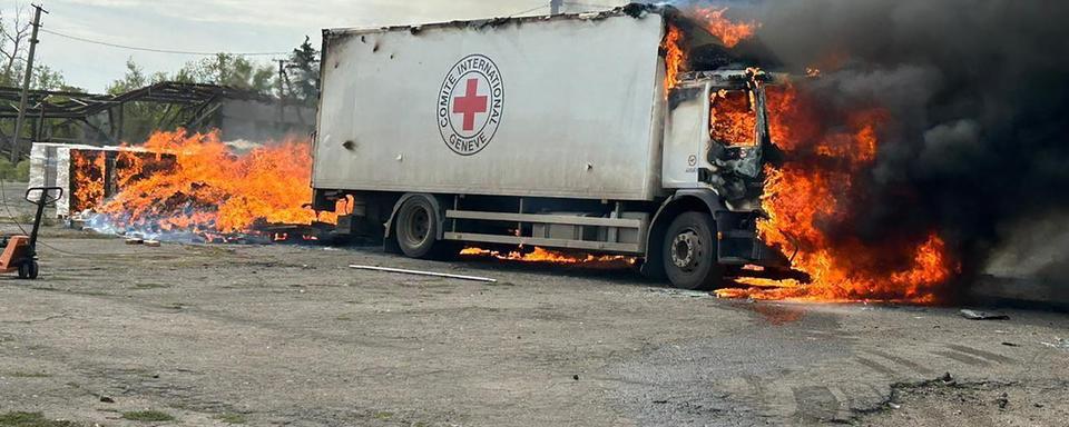 Un camion du CICR a été visé par des frappes, faisant trois morts. [Keystone]