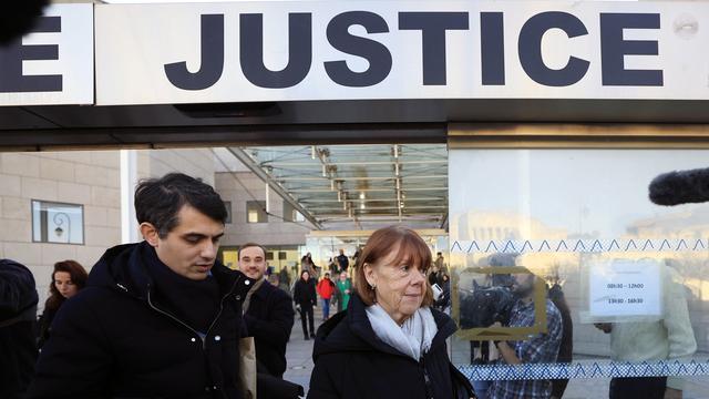 Gisèle Pelicot (à droite), escortée par son avocat Stéphane Babonneau (à gauche), quitte le tribunal correctionnel où son ex-mari Dominique Pelicot est jugé, à Avignon, dans le sud de la France, le 16 décembre 2024. [AFP - EPA/Guillaume Horcajuelo]