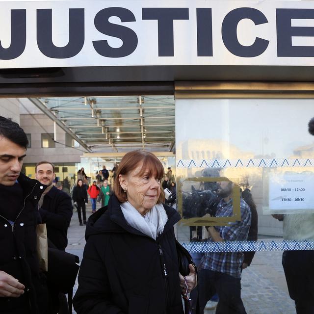 Gisèle Pelicot (à droite), escortée par son avocat Stéphane Babonneau (à gauche), quitte le tribunal correctionnel où son ex-mari Dominique Pelicot est jugé, à Avignon, dans le sud de la France, le 16 décembre 2024. [AFP - EPA/Guillaume Horcajuelo]