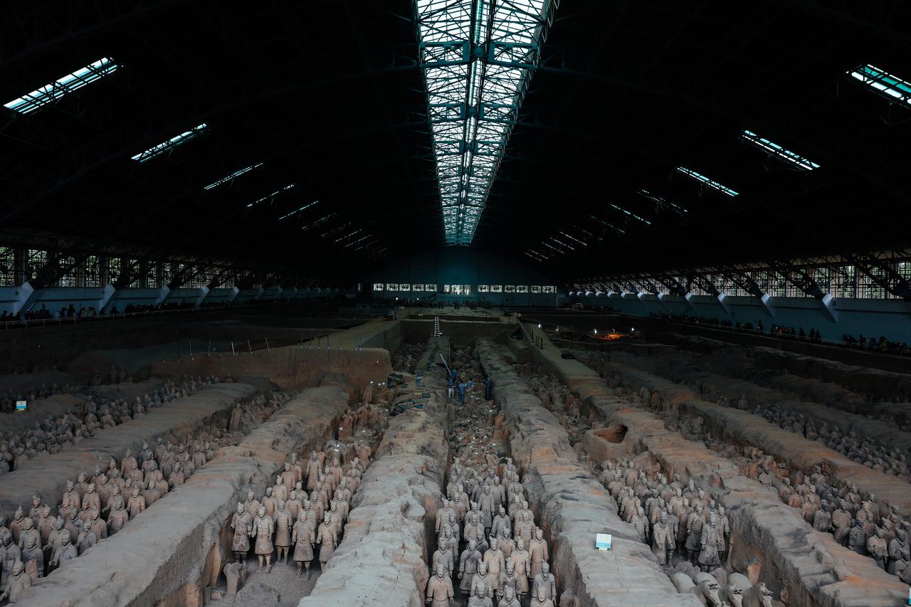 Des guerriers et des chevaux en terre cuite se tiennent dans des fosses partiellement déterrées au Musée des guerriers et des chevaux en terre cuite de Qin, à Xi'an, capitale de la province chinoise du Shaanxi, le 26 septembre 2018. L'armée de terre cuite est une forme d'art funéraire qui a été enterrée pour accompagner le premier empereur de Chine, Qin Shi Huang, en 210-209 avant notre ère, en tant que gardienne de l'au-delà. Les archéologues estiment que les trois fosses pourraient contenir environ 8000 figurines. Le site a été classé par l'UNESCO en 1987 comme l'un des patrimoines culturels mondiaux. [KEYSTONE - ROMAN PILIPEY]