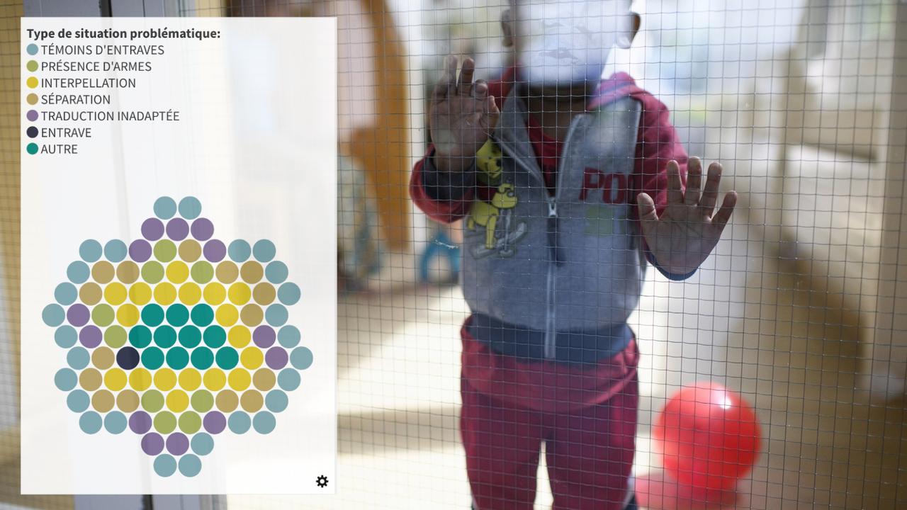 Un jeune enfant avec un ballon, photographié lors d'une visite du centre pour requérants d'asile Bergruh, en mai 2016, à Amden. [Keystone - GIAN EHRENZELLER (Montage: cellule data)]