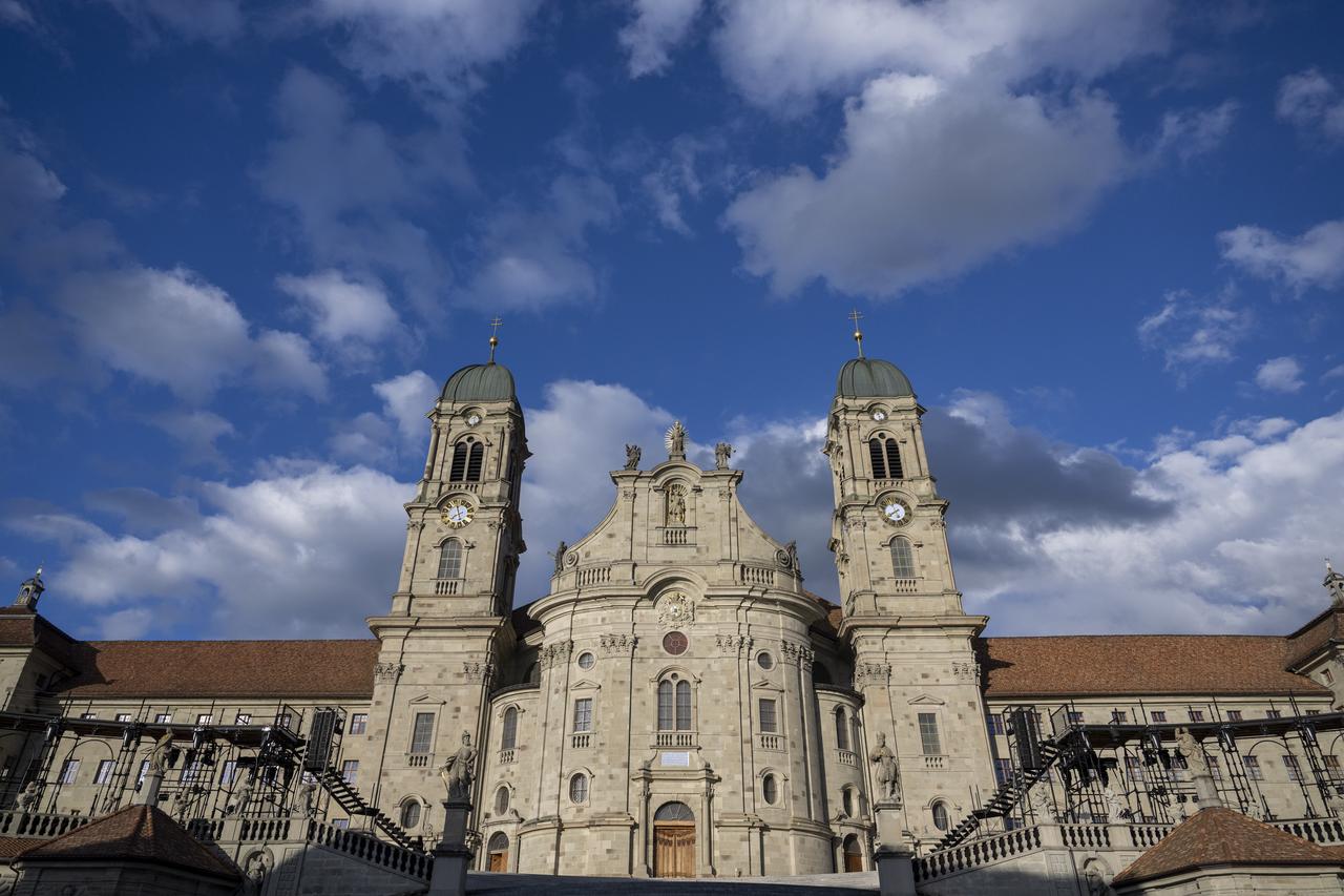 Le monastère d’Einsiedeln (SZ) attire un million de visiteurs chaque année venant admirer la célèbre église abbatiale. [Keystone - Urs Flueeler]