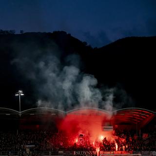 Les fans valaisans célèbrant le FC Sion, Tourbillon (VS). [Keystone - Jean-Christophe Bott]