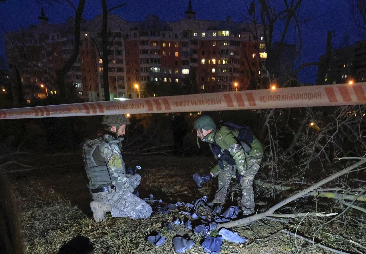 Le bombardement de mardi, qui a tué deux personnes, est le dernier en date d'une longue série de frappes russes contre cette ville proche de la frontière. [KEYSTONE - SERGEY KOZLOV]