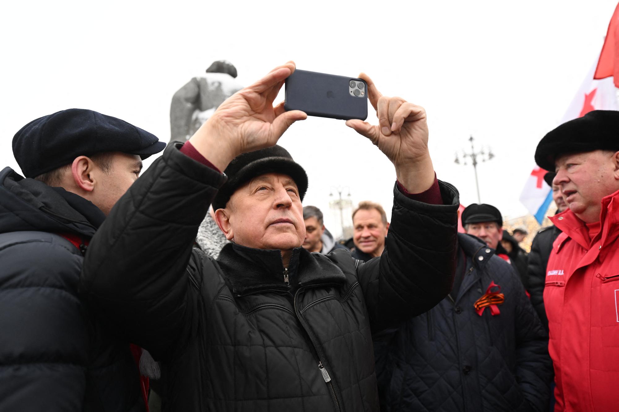 Nikolai Kharitonov, candidat du Parti communiste russe à la présidentielle, aux côtés de ses partisans se rassemblent devant le monument de Karl Marx, le 23 février 2024. [AFP - NATALIA KOLESNIKOVA]