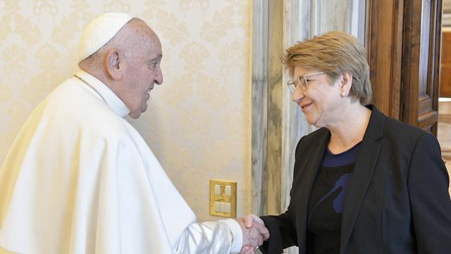 Bref échange entre le pape et Viola Amherd au Vatican. [KEYSTONE - DIVISIONE PRODUZIONE FOTOGRAFICA]
