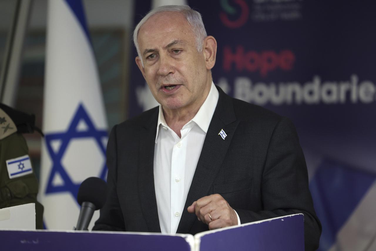 Le Premier ministre israélien Benjamin Netanyahu s'exprime lors d'une conférence de presse à l'hôpital Sheba Tel HaShomer à Ramat Gan, Israël, le samedi 8 juin 2024. [KEYSTONE - JACK GUEZ]