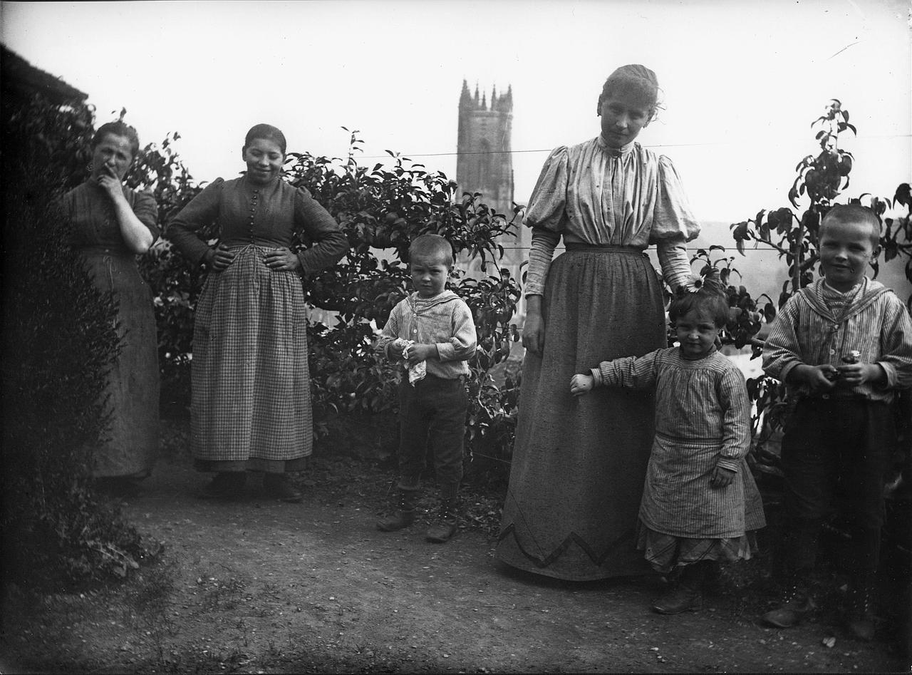 Femmes et enfants avec la cathédrale en arrière-plan, Fribourg, entre 1885 et 1900 [Bibliothèque cantonale et universitaire de Fribourg, Fonds Léon de Weck – Georges de Gottrau]