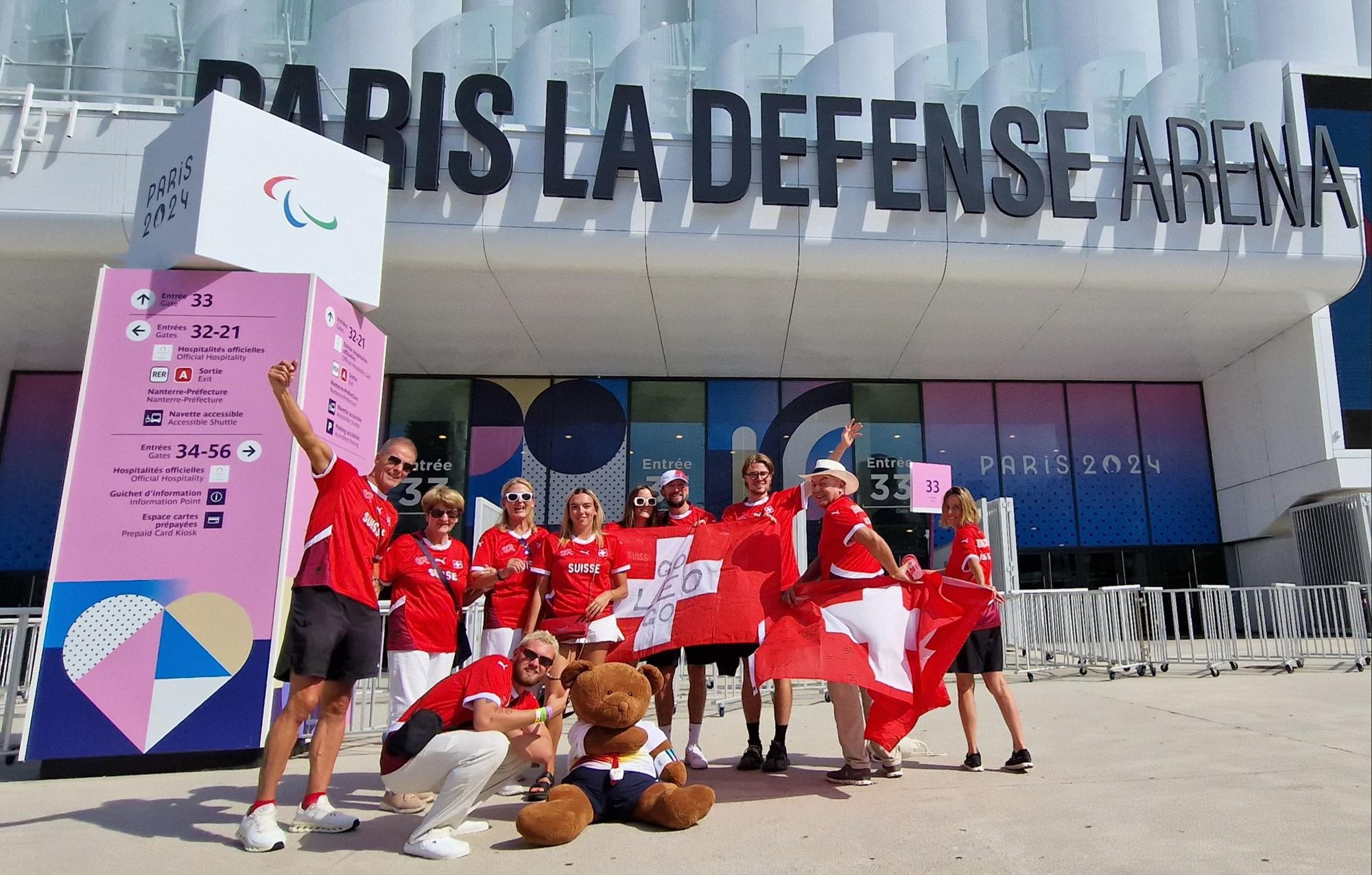 Le fan club de Leo McCrea était présent à Paris. [Swiss Paralympic - Jasmine Honol]