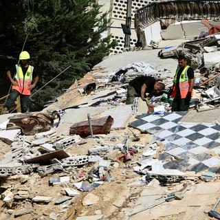 Search and rescue team members, together with locals, work to find bodies under the rubble of buildings destroyed in an Israeli airstrike the previous day in Ain el-Delb neighborhood, east of the port city of Sidon, southern Lebanon, 30 September 2024. According to the UN Humanitarian Coordinator in Lebanon, Imran Riza, the recent escalations in Lebanon have led to widespread destruction of homes and infrastructure across the country. At least 700 people have been killed, thousands have been injured, and nearly 120,000 people have been displaced in the past week. [Keystone]