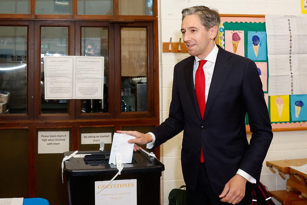 Le Premier ministre irlandais Simon Harris a été l'un des premiers à déposer son bulletin dans l'urne vendredi matin. [Reuters - Clodagh Kilcoyne]