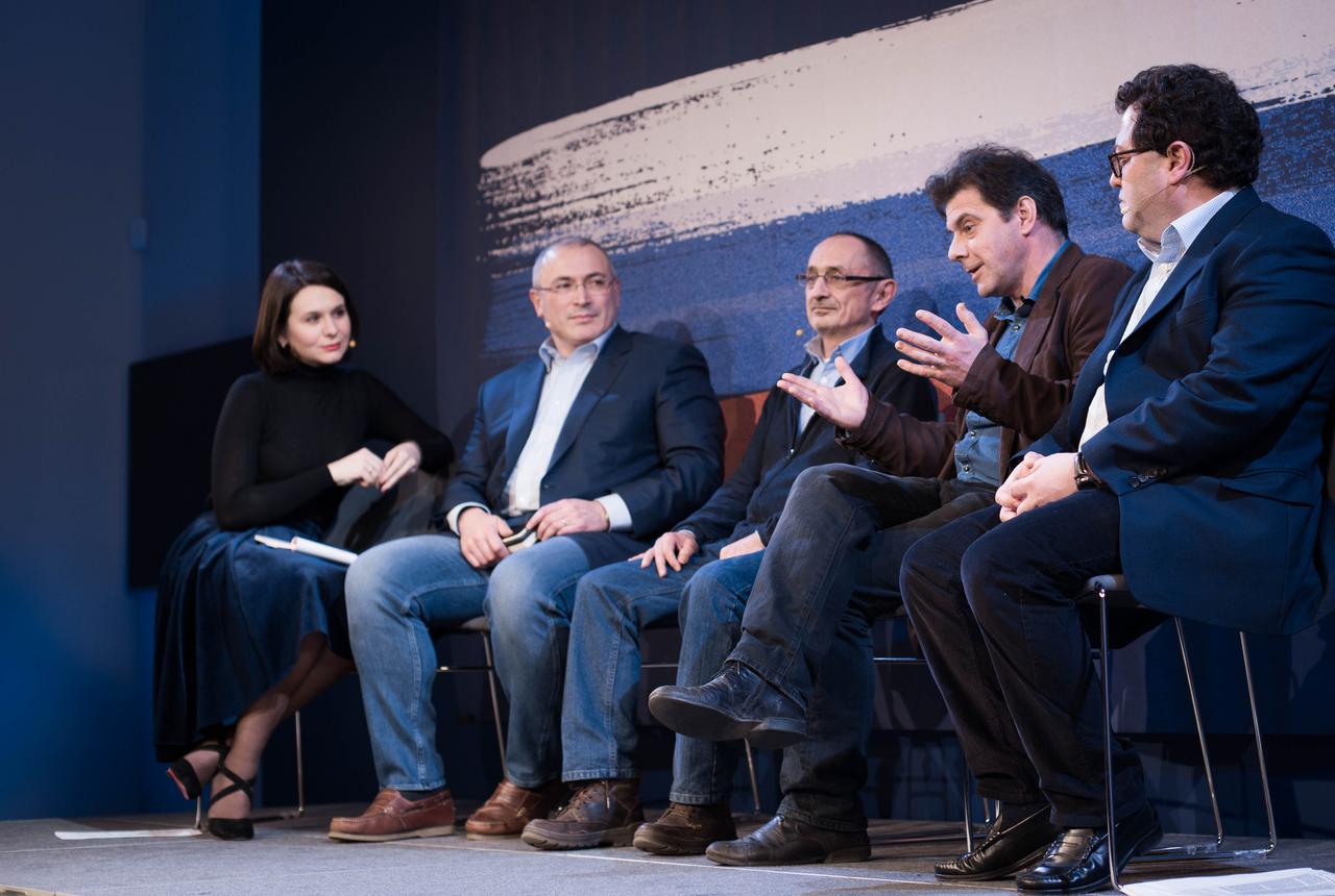 La journaliste Elena Servettaz anime une table ronde à Londres avec la participation de Mikhaïl Khodorkovsky, des politologues Alexandre Morozov et Kirill Rogov, ainsi que du journaliste de The Economist, Arkadiy Ostrovsky. [SWI swissinfo.ch - Anastasia Mikhailovna]