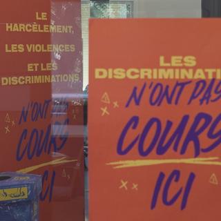 Des panneaux contre le harcèlement, les violences et les discriminations dans les locaux de la HEAD. [RTS]