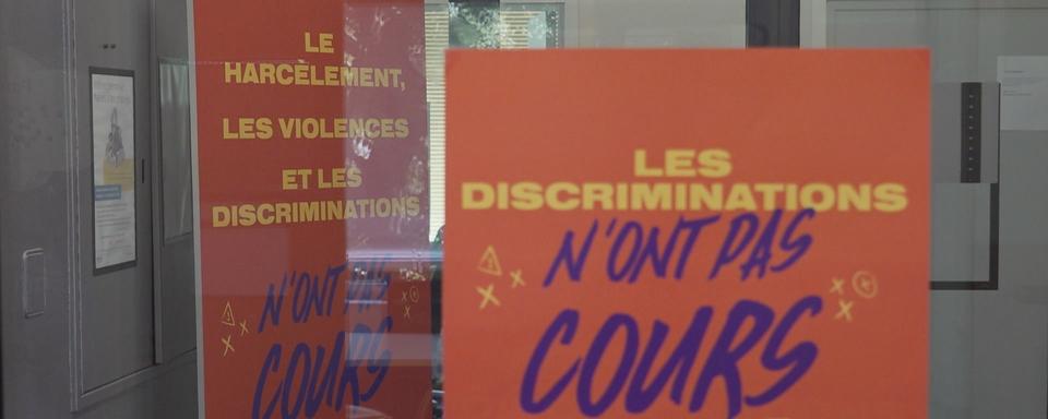 Des panneaux contre le harcèlement, les violences et les discriminations dans les locaux de la HEAD. [RTS]