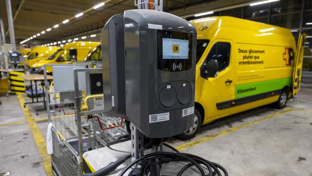 La Poste ne veut plus que des véhicules électriques. [Keystone - Martial Trezzini]