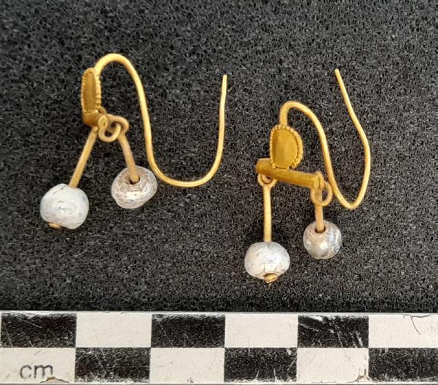 Des boucles d'oreilles en or et en perles découvertes avec la victime féminine sur le lit de la Chambre 33 de l'Insula 10, Regio IX, à Pompéi. [Università degli Studi di Salerno - DiSPaC]