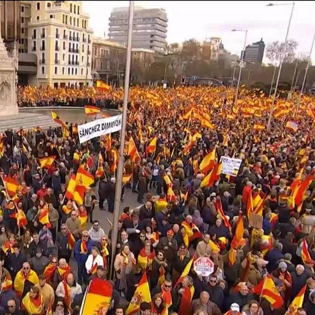 Des milliers de personnes ont manifesté samedi en Espagne contre le tourisme de masse. [RTS]