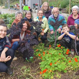 Les futurs coordinateurs et coordinatrices des jardins partagés en formation au jardin des couleurs à Marly. [RTS - © Xavier Bloch]