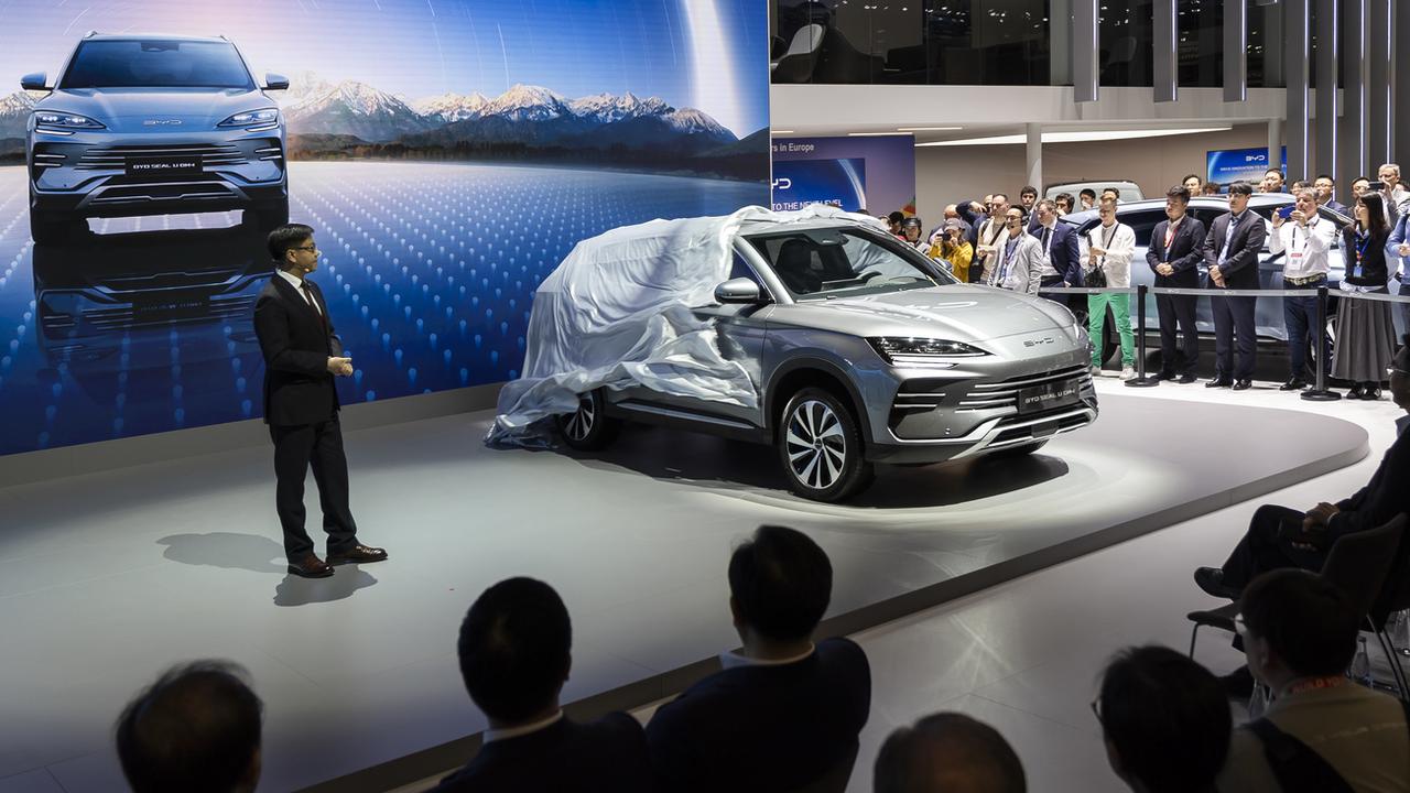Le constructeur chinois BYD présente une voiture électrique au Salon de l'auto de Genève. [Keystone - Cyril Zingaro]