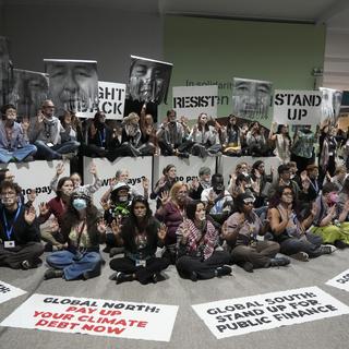 Des activistes participant à une démonstration lors de la COP29 à Bakou, Azerbaïdjan. 23 novembre 2024. [AP Photo/Keystone - Sergei Grits]