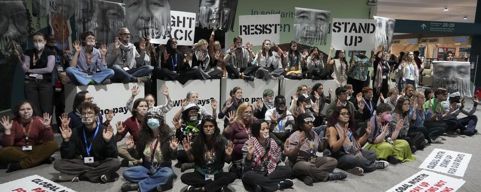 Des activistes participant à une démonstration lors de la COP29 à Bakou, Azerbaïdjan. 23 novembre 2024. [AP Photo/Keystone - Sergei Grits]