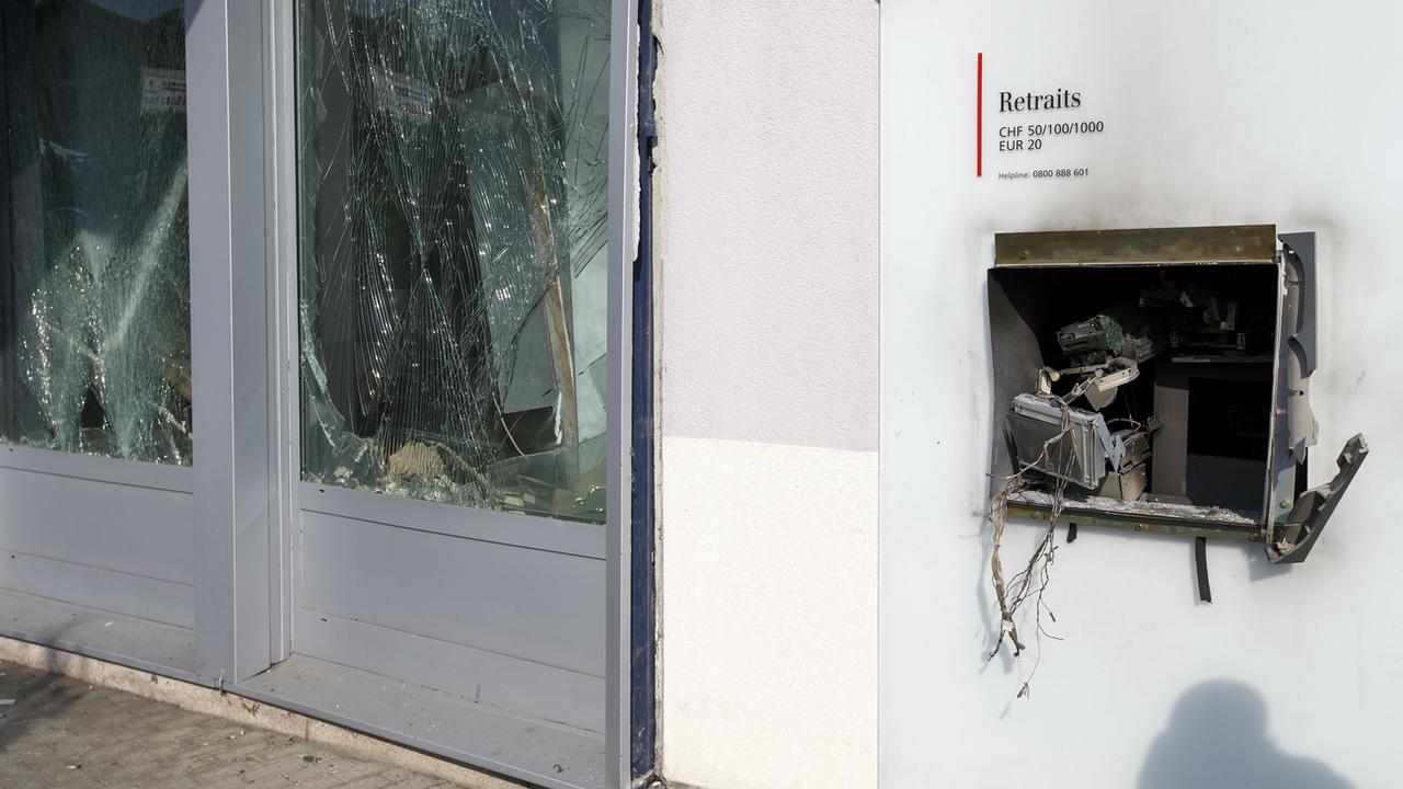 Dans le canton de Neuchâtel, un bancomat a explosé. [Keystone - Salvatore Di Nolfi]