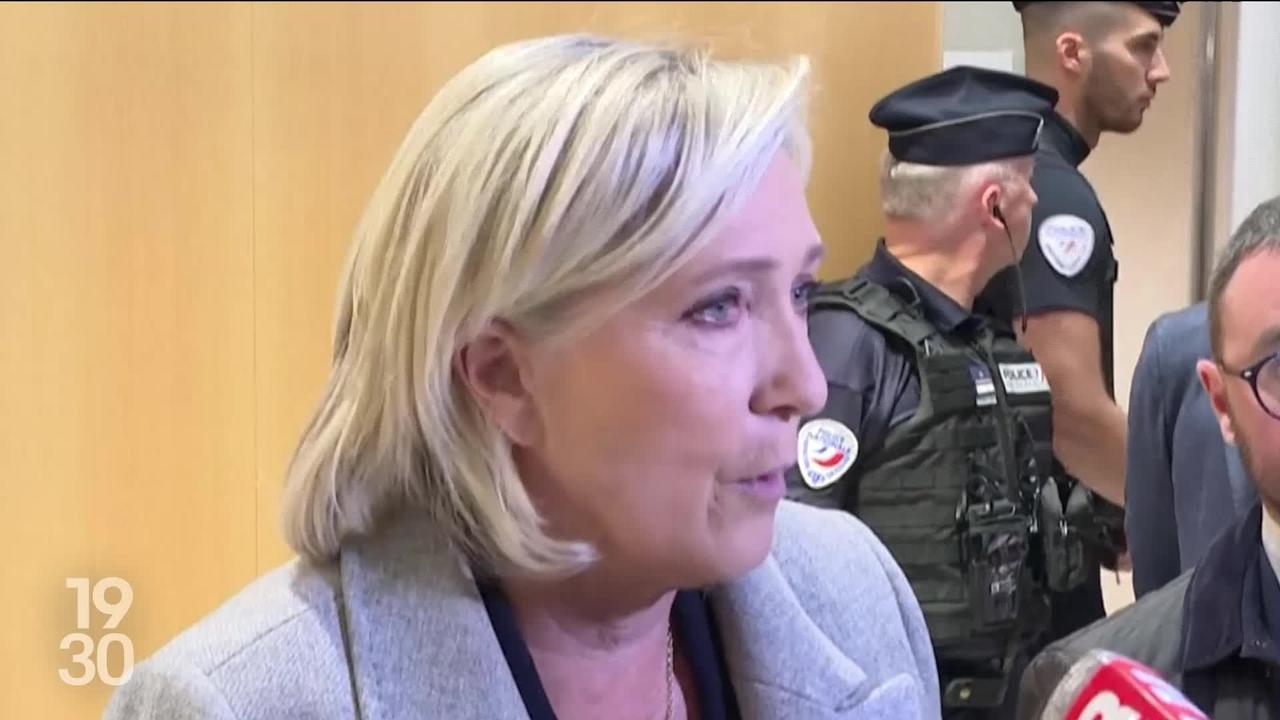 En France, le procès contre Marine Le Pen a commencé lundi. L’ancienne présidente du RN est accusée de détournements de fonds dans le cadre du parlement européen